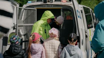 Attēls rakstam: FOTO: No armijas līdz pat muitas policijai. Kāpēc Carnikavas vidusskolā vakar ieradās visi operatīvie dienesti?