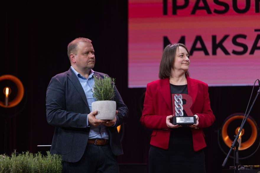FOTO: No jaunajiem uzņēmumiem līdz lielākajiem nodokļu maksātājiem – Ropažos sadala balvas