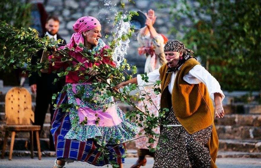 Foto: Ogres teātris ar brīvdabas izrādi "Skroderdienas Silmačos" viesosies Līvānos, Birzgalē un Siguldā
