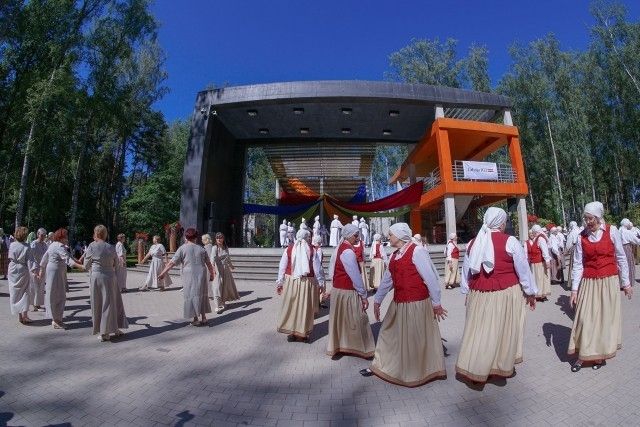 Foto: Olainē dejas solī vienojās 40 senioru kolektīvi no visas Latvijas