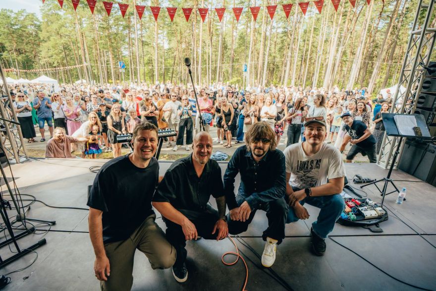 FOTO: Pārpildīts Meža parks un pūļi pie skatuves: - spilgtākie momenti no Saulkrastu svētkiem