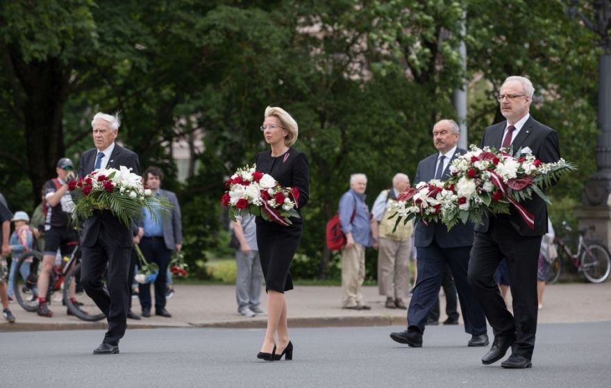 Foto: Pie Brīvības pieminekļa godina komunistiskā genocīda upuru piemiņu