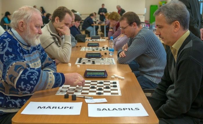FOTO: Pierīgas labākie dambretisti sacenšas Salaspilī, uzvar mājinieki