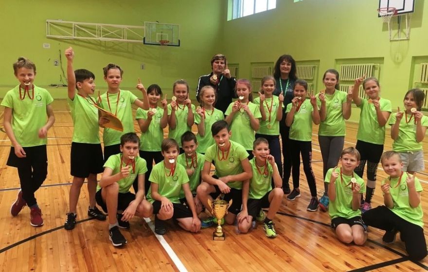 FOTO: Pierīgas skolu "Veiklo stafetēs" Krimuldā vēlreiz uzvar mājinieki