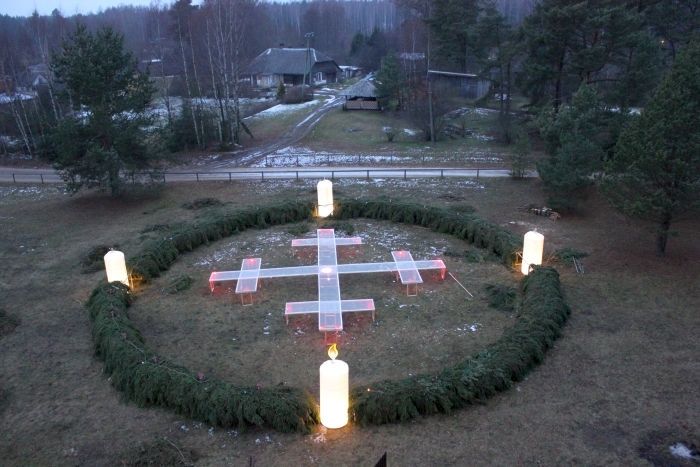 FOTO: Pirmā Advente sagaidīta ar milzu vainagu un iedegtām eglītēm