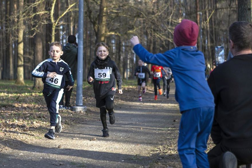 Foto: Pirmais pavasara kross Jaunmārupē pulcē dalībnieku rekordskaitu