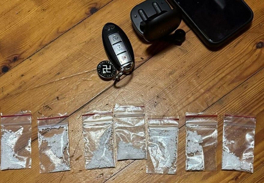 Foto: Policija aizturējusi šogad lielāko narkodīleru grupu; kratīšanas veiktas arī Pierīgā