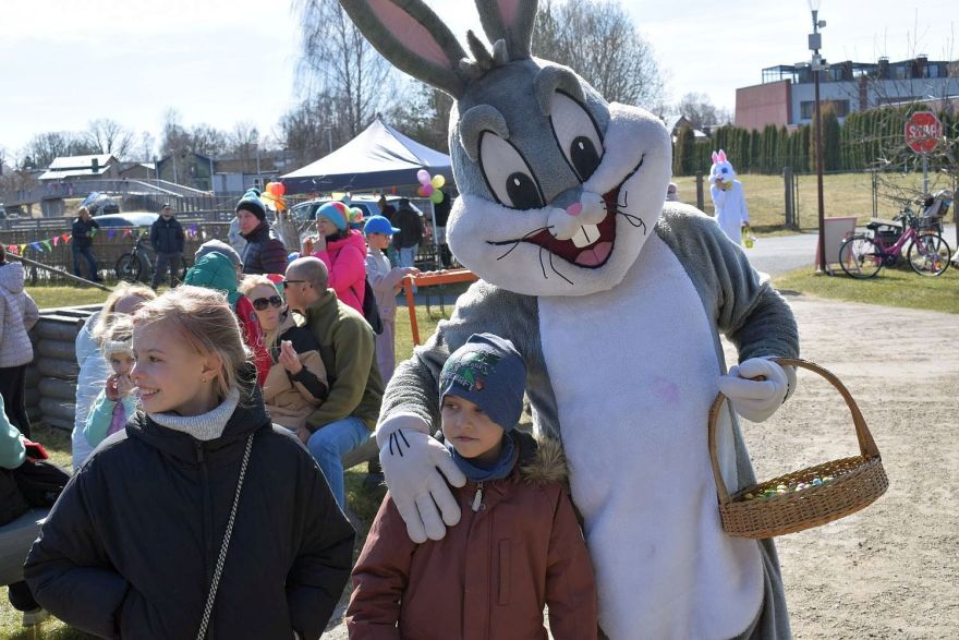 Foto: Priecīgā, sirsnīgā un jautrā atmosfērā Lieldienas nosvinētas Ādažu novadā