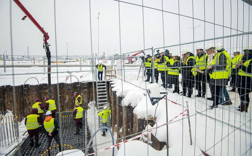 Foto: "Rail Baltica" stacijas pamatos lidostā "Rīga" iemūrē laika kapsulu