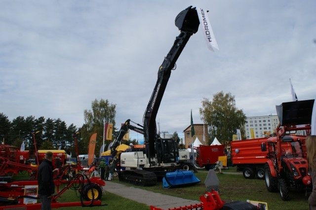 FOTO: Rāmavā atklāta lauksaimniecības tehnikas izstāde