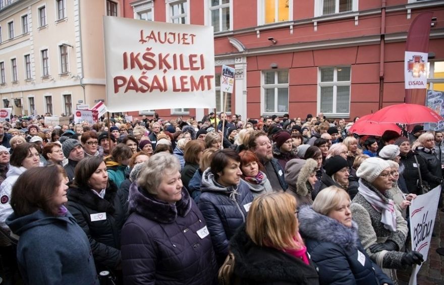 Foto: Reģionālās reformas pretinieki pie Saeimas saplūst ar mediķu piketa dalībniekiem