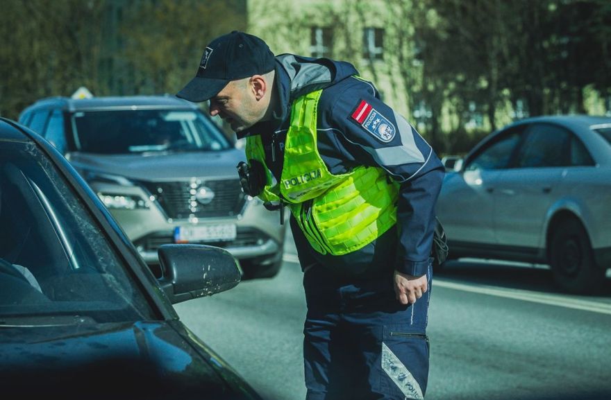 Foto: Rīgas ielās ar 109 km stundā. Dienas laikā policija fiksē 1792 ātrumpārkāpumus