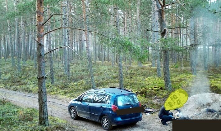 Foto: "Rīgas mežu" un Jūrmalas policijas sadarbības rezultātā naktī noķerts kabeļu racējs un zaglis