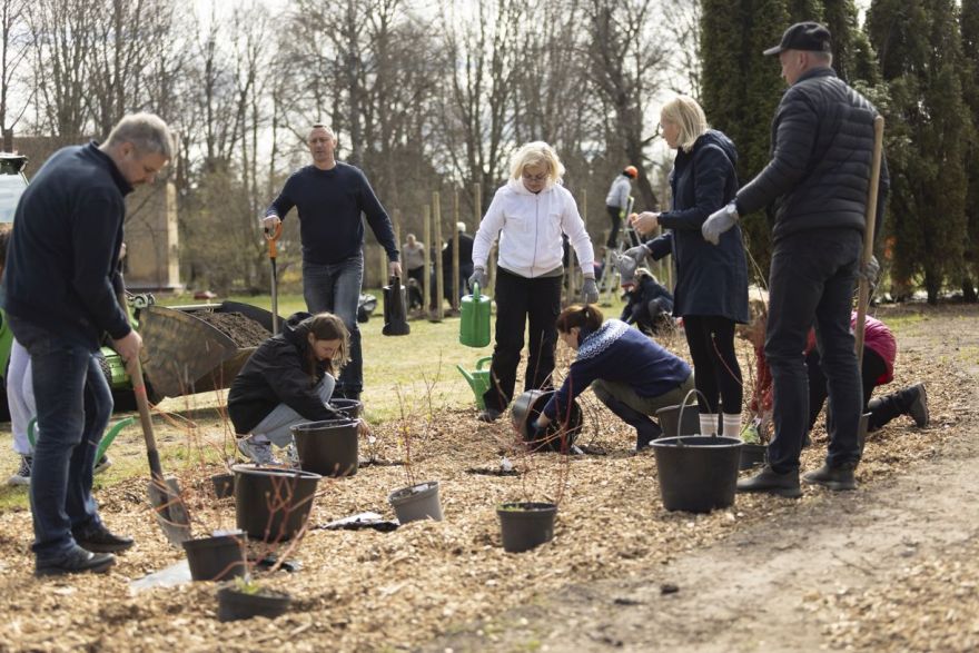 Foto: "Roku rokā Latvijai!" Ķekavas novada pašvaldības darbinieki talko Mercendarbes muižas parkā