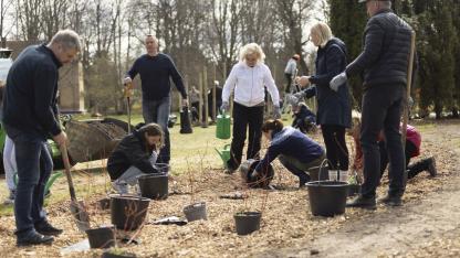 Attēls rakstam: Foto: "Roku rokā Latvijai!" Ķekavas novada pašvaldības darbinieki talko Mercendarbes muižas parkā