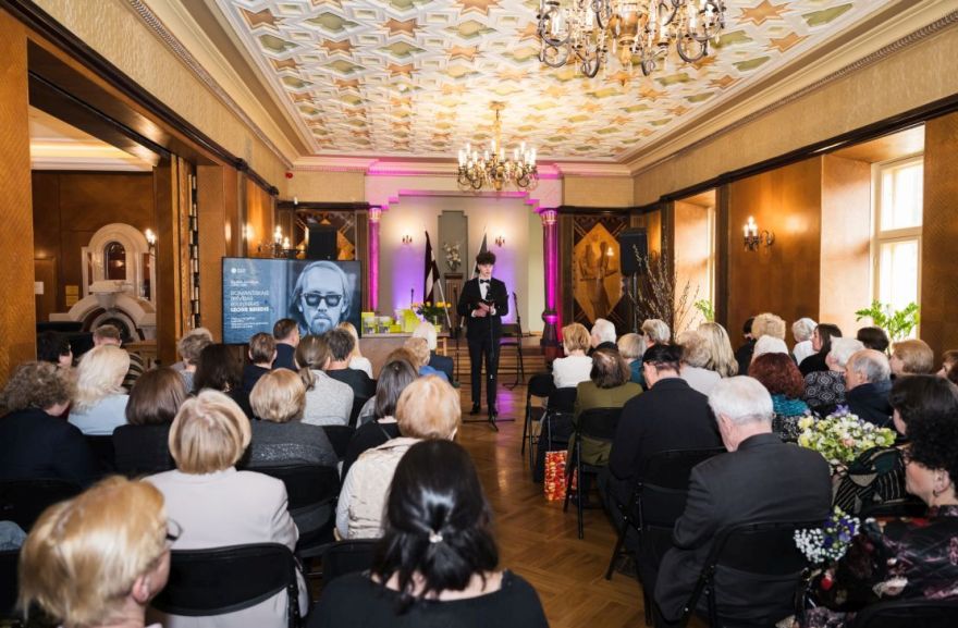 Foto: Romantiskais brīvības bruņinieks. Leonam Briedim veltītā piemiņas grāmatā apkopotas dzejniekam tuvu cilvēku atmiņas