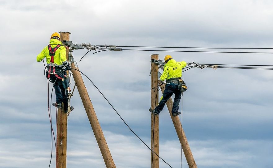 Foto: "Sadales tīkla" komanda no Stopiņu novada plūc laurus ikgadējās elektromontieru sacensībās