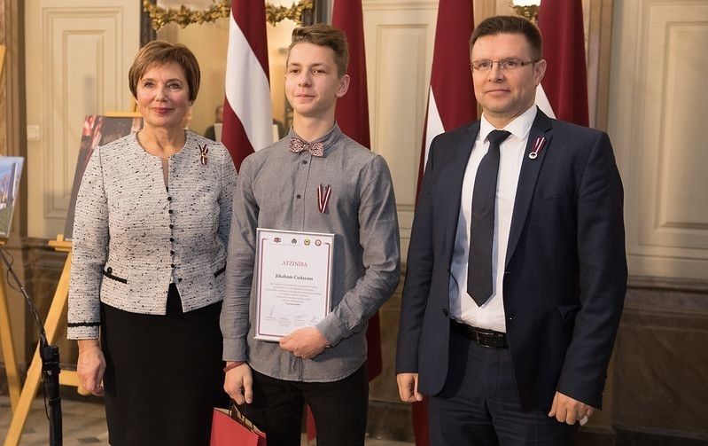 Foto: Saeimā atklāta jauniešu fotokonkursa “Varoņu spēks” izstāde, starp laureātiem arī salaspilietis