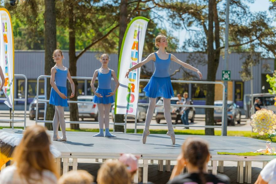 FOTO: Samuraji, balerīnas un eksotiski dzīvnieki – Kauguros sācies ceļojums apkārt pasaulei