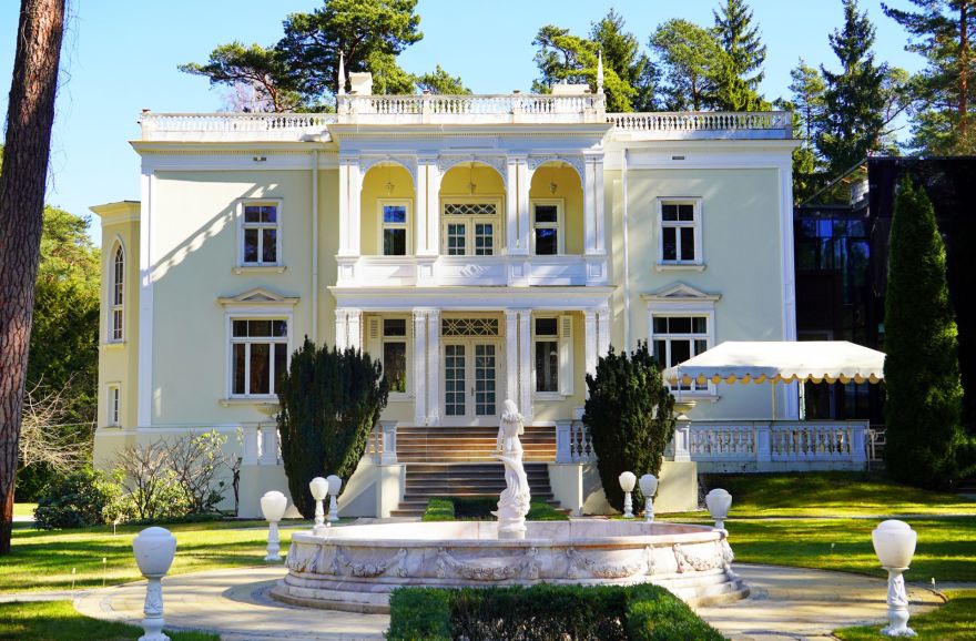 FOTO: Saulainai brīvdienai — pastaiga pa Jūrmalas vēsturiskajām vasarnīcām