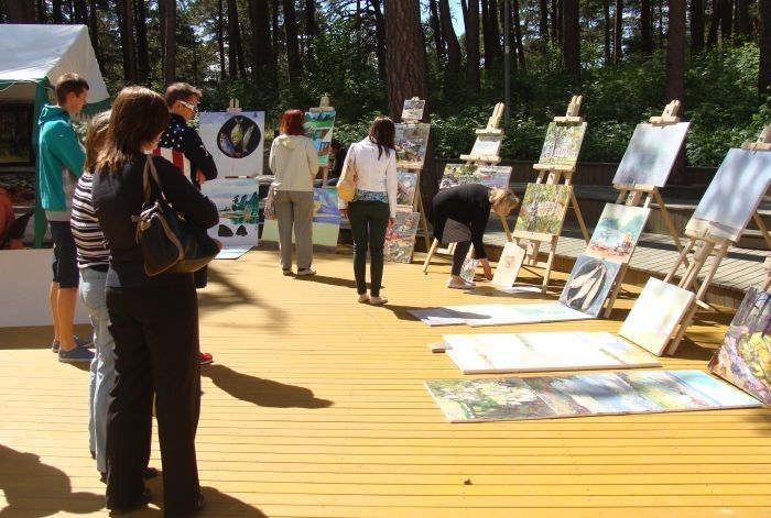 FOTO: Saulkrastos bauda mākslu un jūru