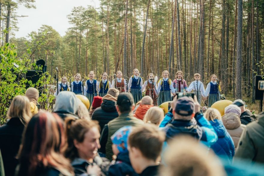 Foto: Saulkrastu Meža parkā ieskandina pavasara saulgriežus