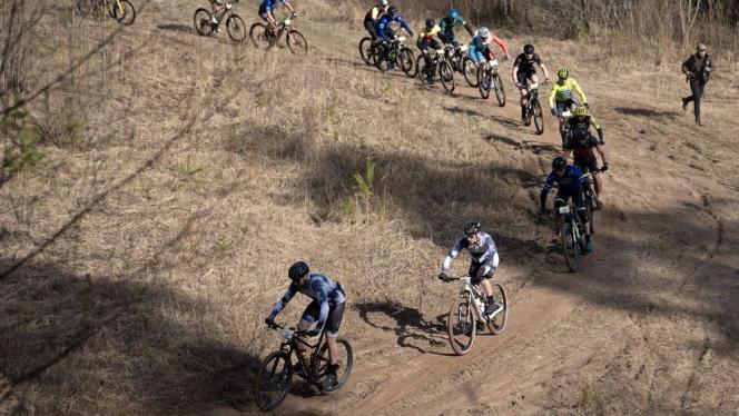 Attēls rakstam: Foto: Septiņi simti startē sezonas pirmajās lielajās kalnu riteņbraukšanas sacensībās