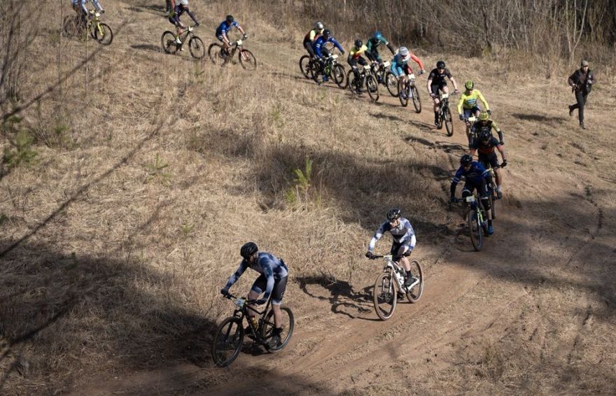 Foto: Septiņi simti startē sezonas pirmajās lielajās kalnu riteņbraukšanas sacensībās