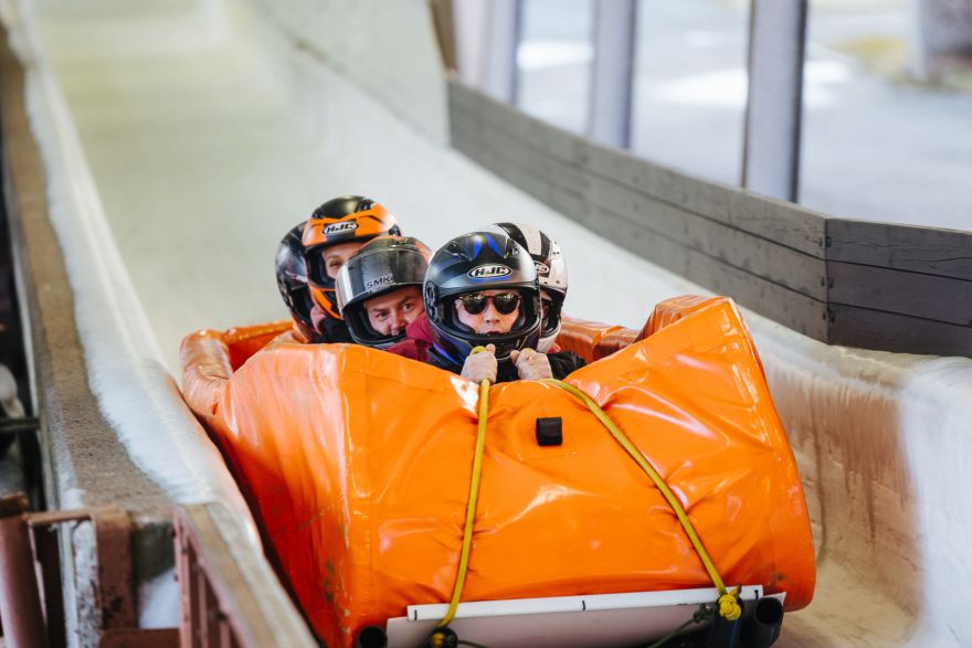 FOTO: Siguldā aizvadītas Veterānu sacensības kamaniņu sportā – noskaidroti ātrākie sportisti