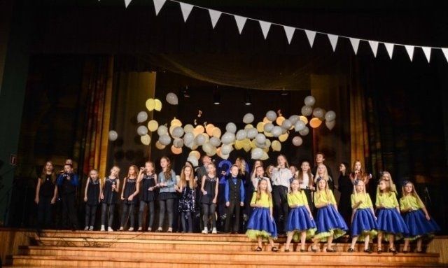 Foto: Siguldā atzīmēta bērnu vokālās grupas "Zibsnis" 20. jubileja