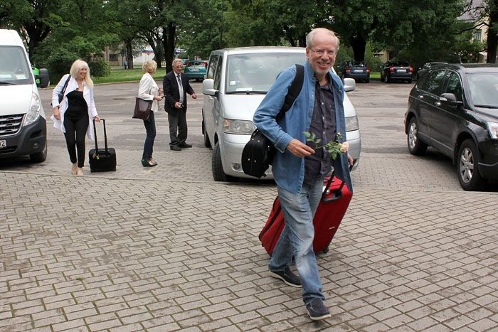 Foto: Siguldā ierodas G. Krēmers un pasaulslavenā "Kremerata Baltica"