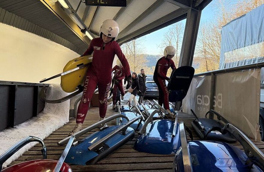 Foto: Siguldā noskaidroti "Rāmkalnu" kausa laureāti kamaniņu sportā jauniešiem