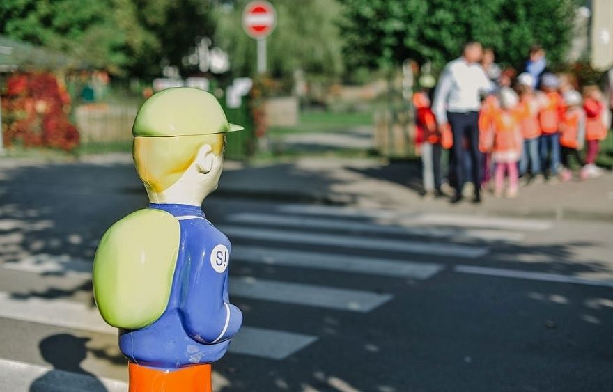 Foto: Siguldā pie gājēju pārejām uzstāda atstarojošus elementus gājēju drošībai