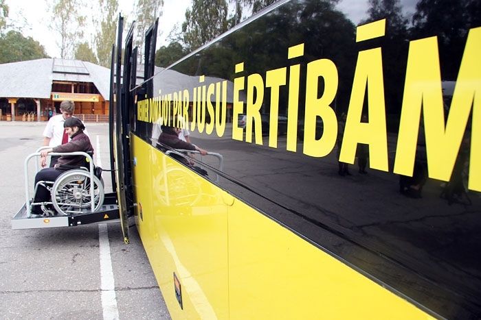 FOTO: Siguldā un Rīgā novērtē invalīdiem un māmiņām ar bērniem draudzīgākos autobusus 