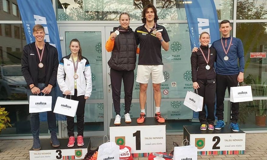 Foto: Siguldas badmintonisti no Talsiem pārved Latvijas čempionāta medaļu kolekciju