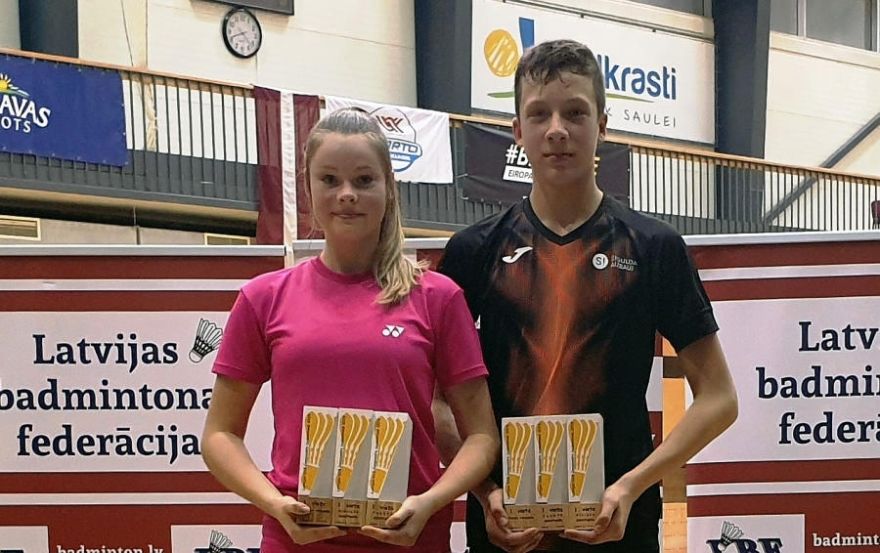 Foto: Siguldas badmintonisti triumfē Latvijas U15 čempionātā Saulkrastos