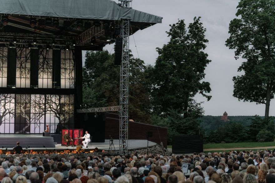 FOTO. Siguldas pilsdrupās izskanējusi Pučīni opera “Madama Butterfly”