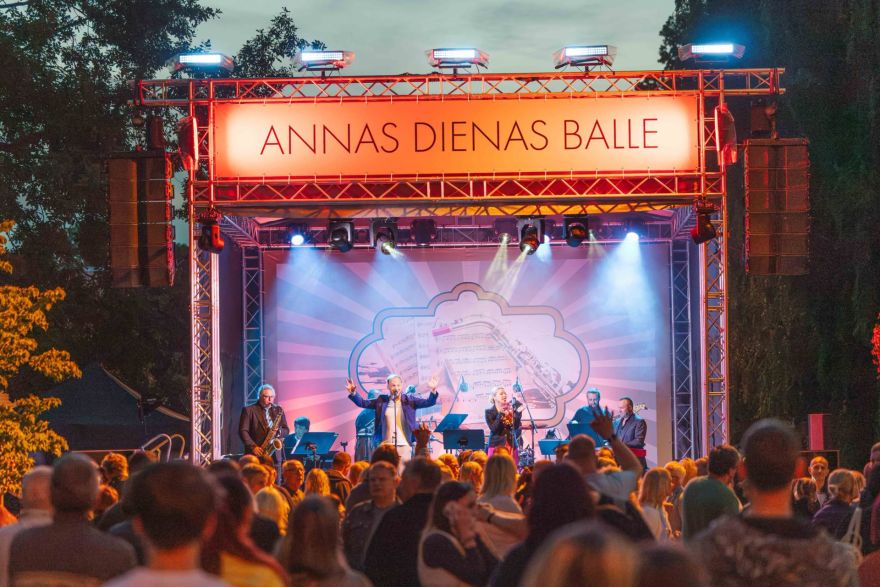 FOTO: Skaista balle un priecīgi cilvēki! Ķemeros nosvinēta Annas diena