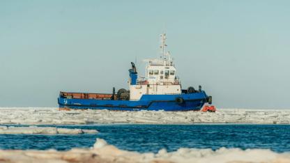 Attēls rakstam: FOTO: Skultes ostā jau nedēļu neizdodas atbrīvot uz sēkļa uzstumto kuģi; cer uz veiksmīgu operāciju šonedēļ