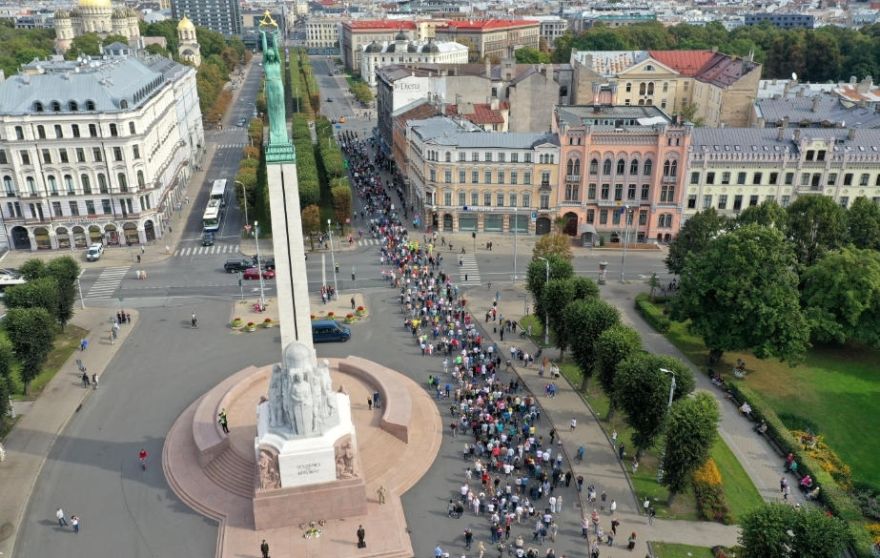 Foto: Tēva dienas svētku gājiens pulcē simtiem cilvēku
