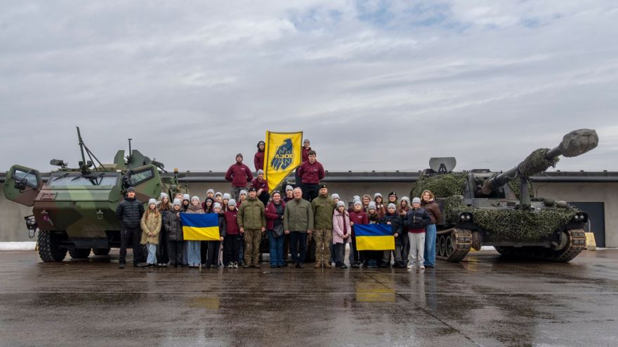 Foto: Ukrainas karavīru bērni viesojas Militārajā bāzē Ādaži
