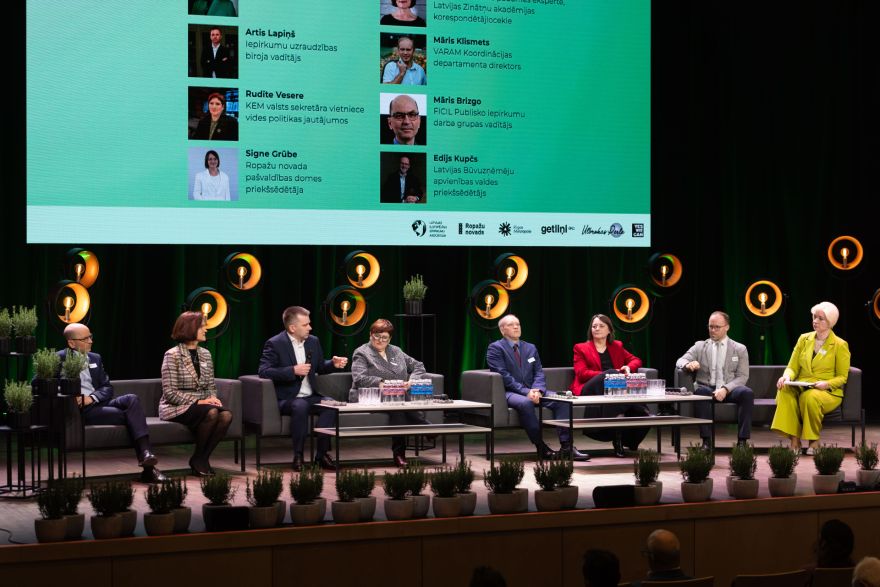 FOTO: Ulbrokā pulcējas 200 dalībnieku. Konferencē spriež par ilgtspējīgiem iepirkumiem un godina uzņēmējus