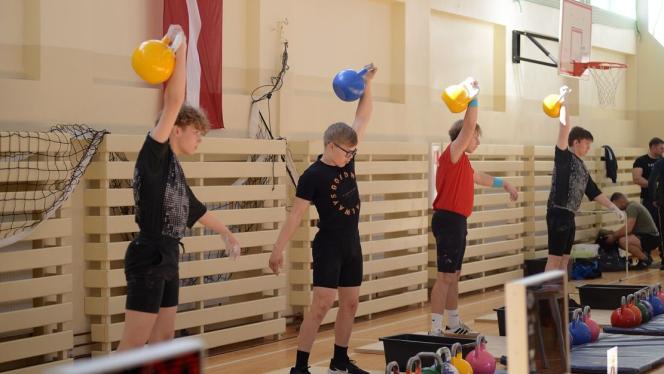 Attēls rakstam: Foto: Un cik varētu tu? Kilogrami un rekordi Latvijas čempionātā svarbumbu celšanā Salaspilī