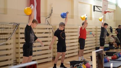 Attēls rakstam: Foto: Un cik varētu tu? Kilogrami un rekordi Latvijas čempionātā svarbumbu celšanā Salaspilī