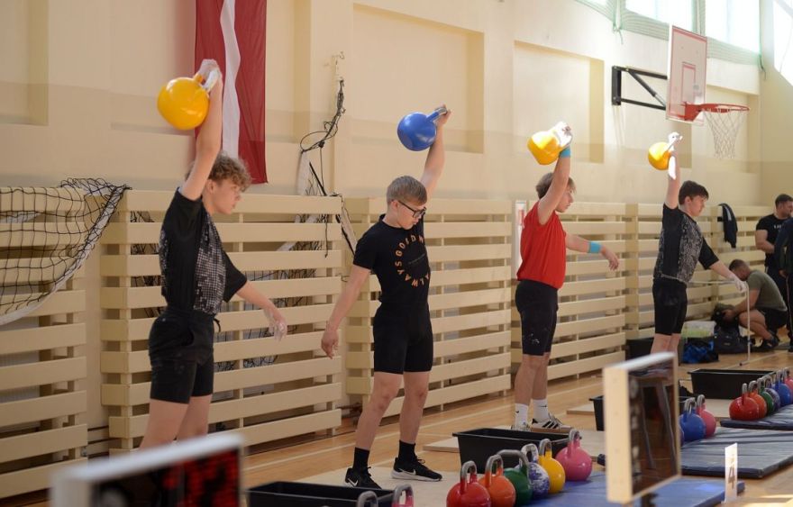 Foto: Un cik varētu tu? Kilogrami un rekordi Latvijas čempionātā svarbumbu celšanā Salaspilī