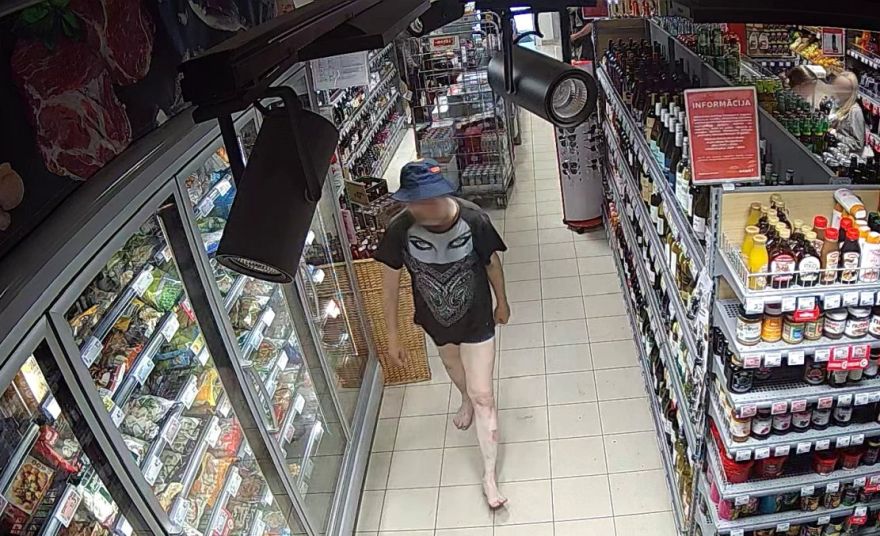 FOTO: Uzbrūk cilvēkiem Jūrmalas veikalā. Policija aicina atsaukties cietušos