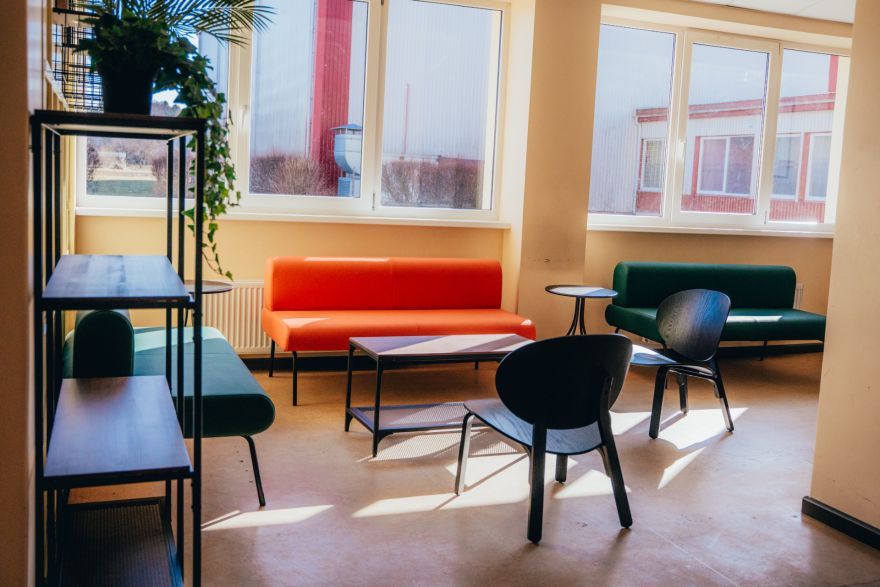 FOTO: Uzlabota Saulkrastu novada vidusskolas Zvejniekciema ēkas vide