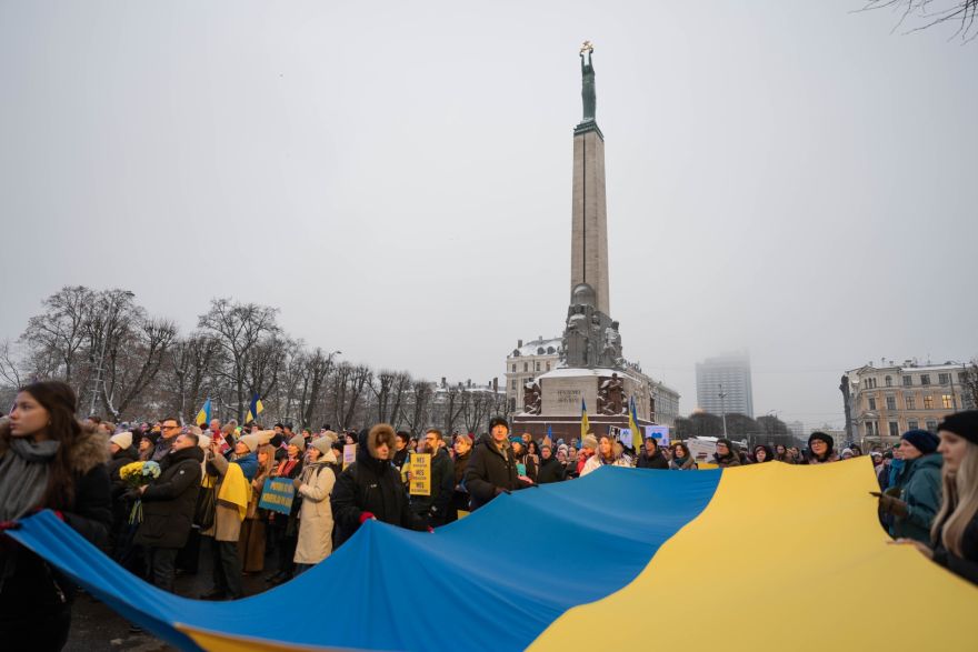 Foto: Vairāki simti cilvēku pulcējas pie Brīvības pieminekļa Ukrainas atbalstam (papildināta)