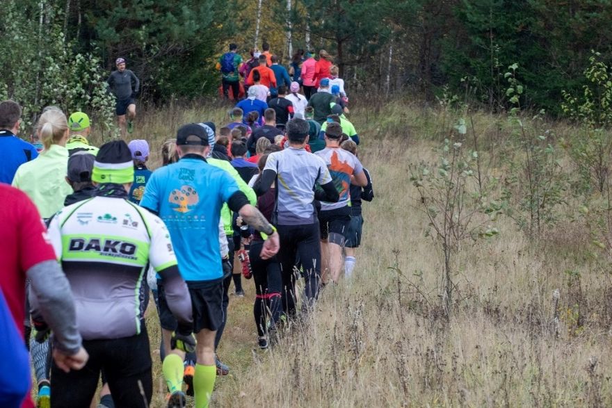 Foto: Vairāki titulēti orientieristi un skrējēji startējuši "Inov-8 Latvia Trail Race" Inciemā