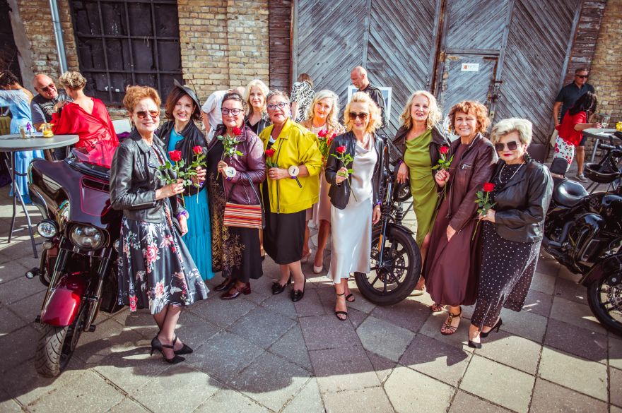FOTO. Vecmāmiņas uz tērauda rumakiem: "Grandma Latvia" pirms fināla pārsteidz ar jaudīgu šovu